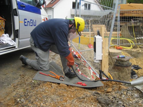 Pic of EnbW worker hooking up temporary service