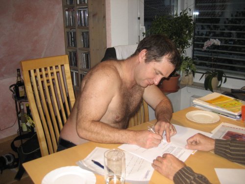 Pic Kevin signs contract