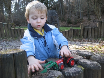 Pic Jascha playing with tractor